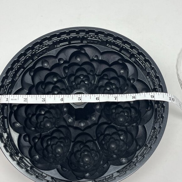 Nordic Ware Holiday Tree Bundt Cake Pan 10 cups cast aluminum EUC - Picture 8 of 8